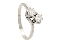 Jewellery, TWO STONE CROSS OVER RING, 18K white gold, in auction: Lilla jewellery – Tuesday 27 January