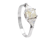 Jewellery, THREE STONE RING, 18K white gold, in auction: Classic – Saturday 24 January