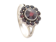 Jewellery, RING, silver and garnet, in auction: General – Tuesday 12 May