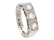 Jewellery, THREE STONE RING, 18K white gold, in auction: Lilla jewellery – Tuesday 21 April