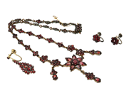 Jewellery, JEWELLERY SET, garnets, in auction: General – Tuesday 12 May
