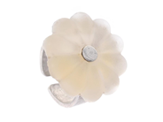 Jewellery, RING, flower, in auction: Lilla jewellery – Tuesday 5 May