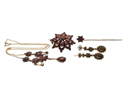 Jewellery, SET OF JEWELLERY, necklace, in auction: Lilla jewellery – Tuesday 5 May