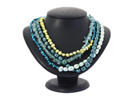 Jewellery, NECKLACE, cultured dyed green and blue freshwater pearls, in auction: Lilla jewellery – Tuesday 5 May