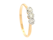 Jewellery, THREE STONE RING, 18K gold/platinum, in auction: Lilla jewellery – Tuesday 2 June