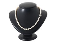 Jewellery, PEARL NECKLACE, cultured pearls approx. 6,25-6,5 mm, in auction: Lilla jewellery – Tuesday 14 July