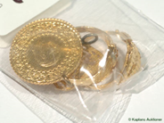 Pawnitems, 2 rings, 3 pendants (varav 2 öglor not guld), in auction: Pawn – Thursday 30 March 2006