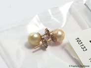 Pawnitems, 2 earrings with pärlor,18K. weight 1,7g, in auction: Pawn – Thursday 1 June 2006