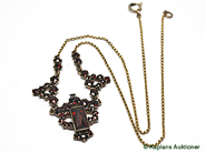 Jewellery, NECKLACE, yellow metal with garnets, in auction: Classic – Saturday 27 January 2007