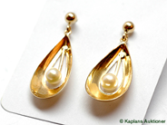Pawnitems, Earrings, one pair with pearls, in auction: Pawn – Tuesday 17 June 2008