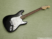 Pawnitems, Electric guitar, Squier Strat by Fender 0050741669 in mjukt cover, in auction: Pawn – Tuesday 24 June 2008