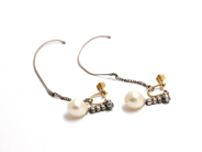 Jewellery, ÖRHÄNGEN,18K gold/silver, drop shaped cultured pearls and diamonds, in auction: Exclusive – Saturday 21 March 2009