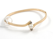 Pawnitems, Bangle, 18K öppninsbar with pearl and small diamonds 8,3g, in auction: Pawn – Tuesday 11 August 2009