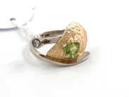 Pawnitems, Ring, 18K tväfärgad with stone and diamond ca0,10ct inneslutning Ø19½ 13,8g, in auction: Pawn – Tuesday 11 August 2009