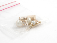 Pawnitems, Lot of gold, 18K imperfect innehåller pearls 6,3g, in auction: Pawn – Tuesday 11 August 2009