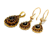 Jewellery, EARRINGS, PENDANT, in auction: Classic – Saturday 27 February 2010