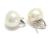 Jewellery, EARRINGS, 18K white gold with 2 cultured fresh-waterpearls approx 14,5 mm, in auction: Classic – Saturday 27 February 2010