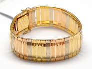 Pawnitems, Lot of gold, multicoloured 18K engraved 47,7g, in auction: Pawn – Tuesday 16 November 2010