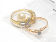 Pawnitems, Lot of gold, damaged with pearl and diamonds 9 x approx 0,005ct 18K gross weight 5,2g, in auction: Pawn – Tuesday 16 November 2010