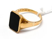 Pawnitems, Signet-ring, graverad/skadad with black stone 18K gross weight 6,0g, in auction: Pawn – Tuesday 16 November 2010