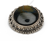 Pawnitems, Brooch in silver 925/1000 with stone Ø3cm 17,9g, in auction: Pawn – Tuesday 31 July 2012