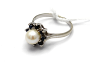 Jewellery, Ring 18K white gold 3,0g Ø16 with pearl and blue stones, in auction: Pawn – Tuesday 5 November 2013