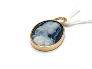 Jewellery, Pendant with blue cameo 18K 1,9g, in auction: Pawn – Tuesday 5 November 2013
