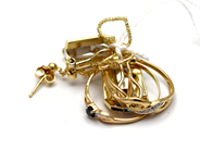 Lot, Lot of gold, with stone and 4 items small diamonds defect skew 18K 9,1g, in auction: Pawn – Tuesday 5 November 2013