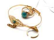 Lot, Lot of Gold 21K (=Handledssmycke with green stones, Ring with green stone, in auction: Pawn – Tuesday 5 November 2013