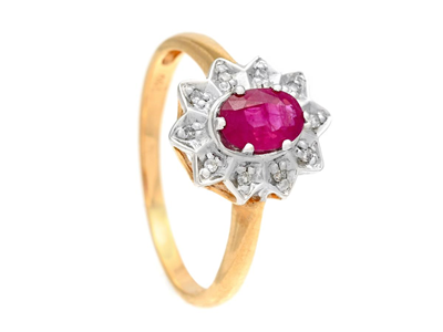 Smycken, RING, 18K guld/vitguld med oval rubin ca 0,50 ct åttkantslipade diamanter 0,05 ct ca W/SI
