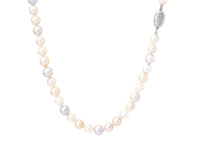 Smycken, PÄRLCOLLIER, odlade pärlor i olika vita nyanser ca 6,0-8,0 mm