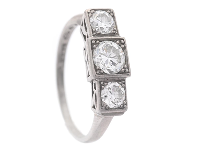 Smycken, TRESTENSRING, 18K vitguld med briljantslipade diamanter 1,08 ct enligt gravyr