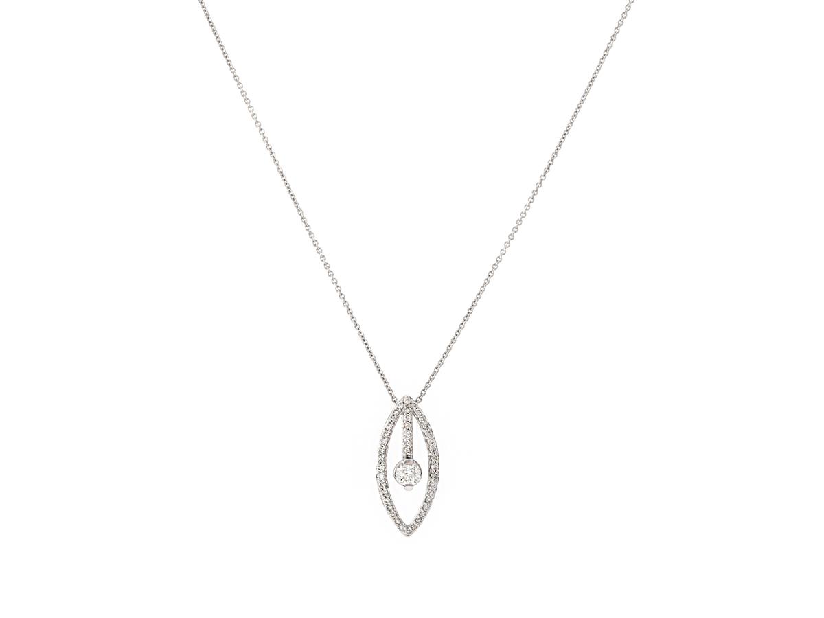 HÄNGE/KEDJA, 18K vitguld, 43 briljanter 0,35 ctv, W/P, längd 40 cm, hängets längd 2 cm, vikt 3.5 g.