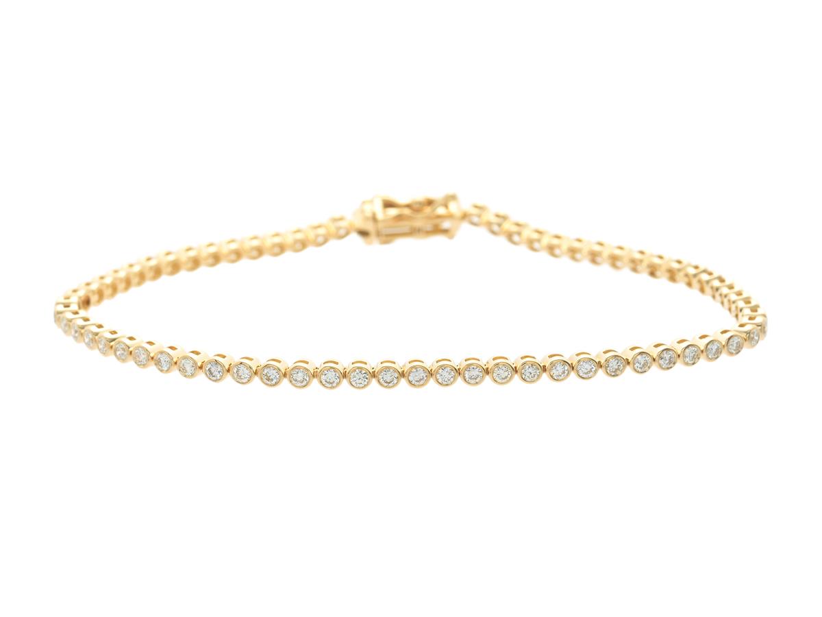 TENNISARMBAND, 18K guld, 69 briljantslipade diamanter ca 1,28 ctv, ca TW-Cr/VVS-VS, längd 17,5 cm, vikt 7,2 g.