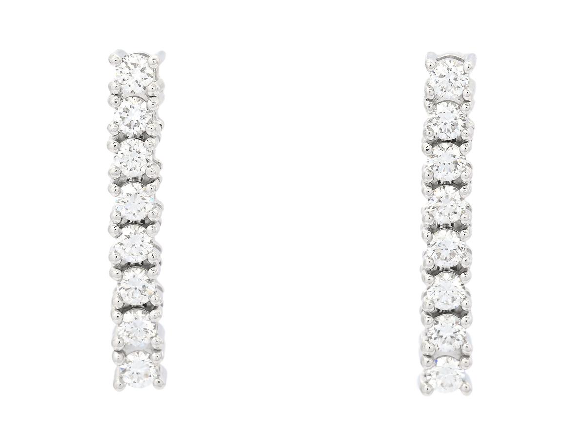 ÖRHÄNGEN, 18K vitguld, 16 briljantslipade diamanter ca 0,29 ctv, ca TW-W/VVS-VS, stift, längd 15 mm, vikt 2,4 g.