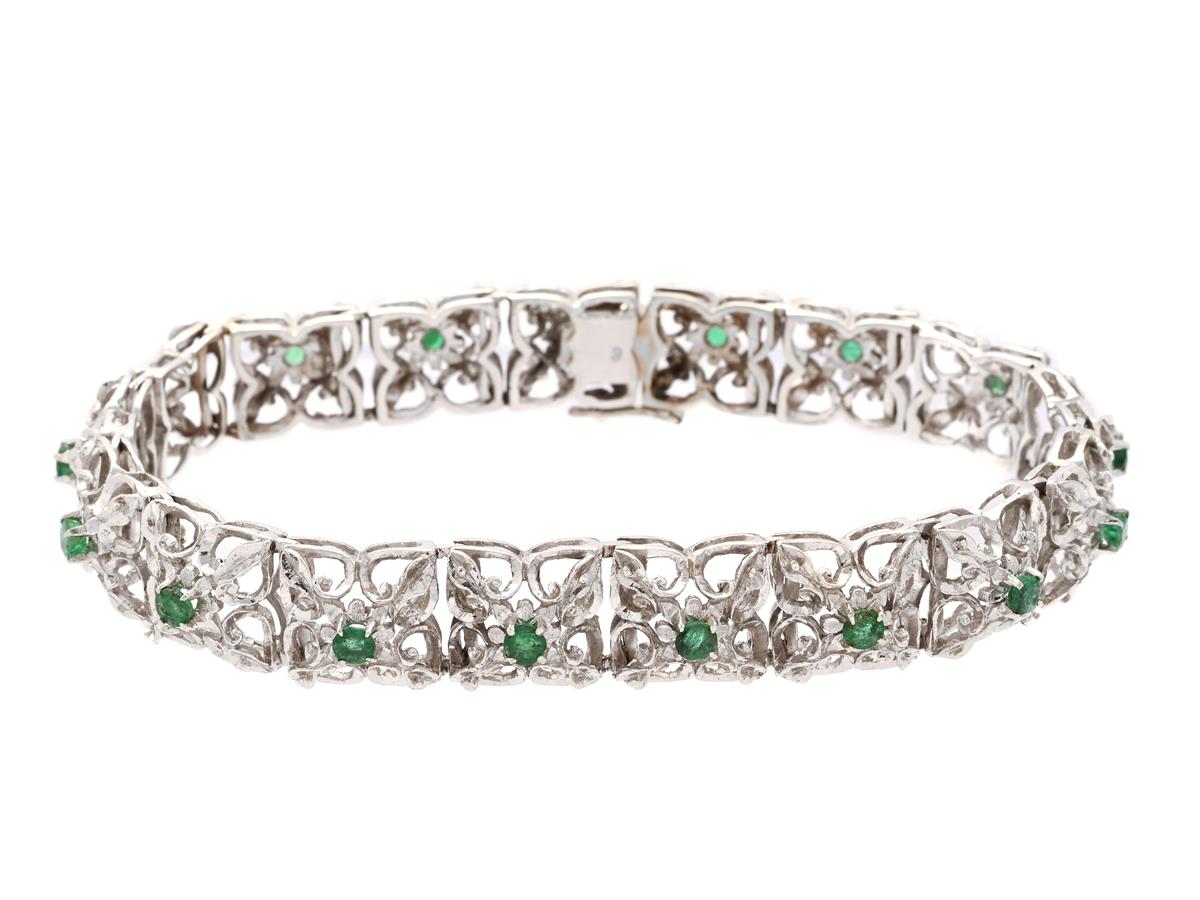 ARMBAND, 18K vitguld, smaragder, arbetad, fantasilänk, längd 18,5 cm, kistlås, vikt ca 25,5 g.