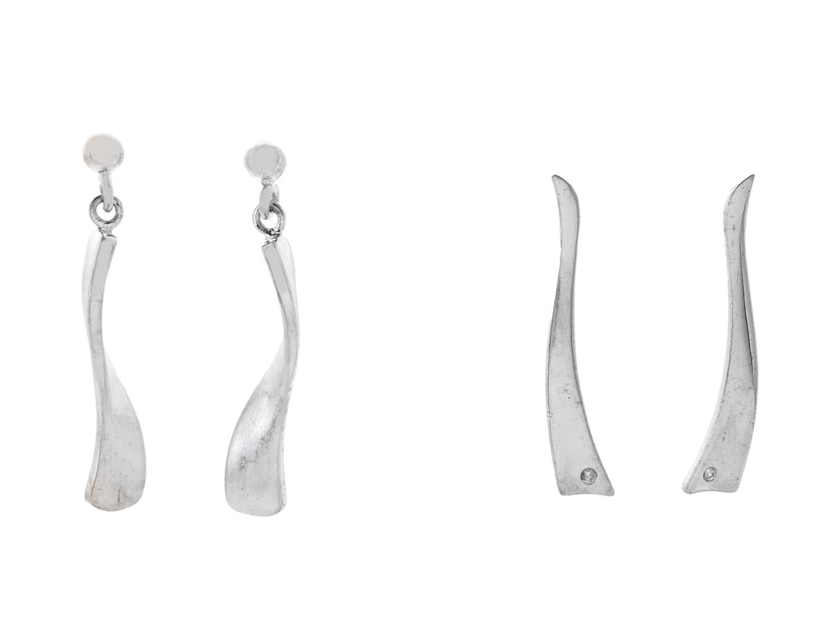 SMYCKESET, 2 par örhängen, sterlingsilver, 2 briljantslipade diamanter 0,02 ctv, W/P, höjd 2,5/3 cm, stift, vikt ca 5,2 g.