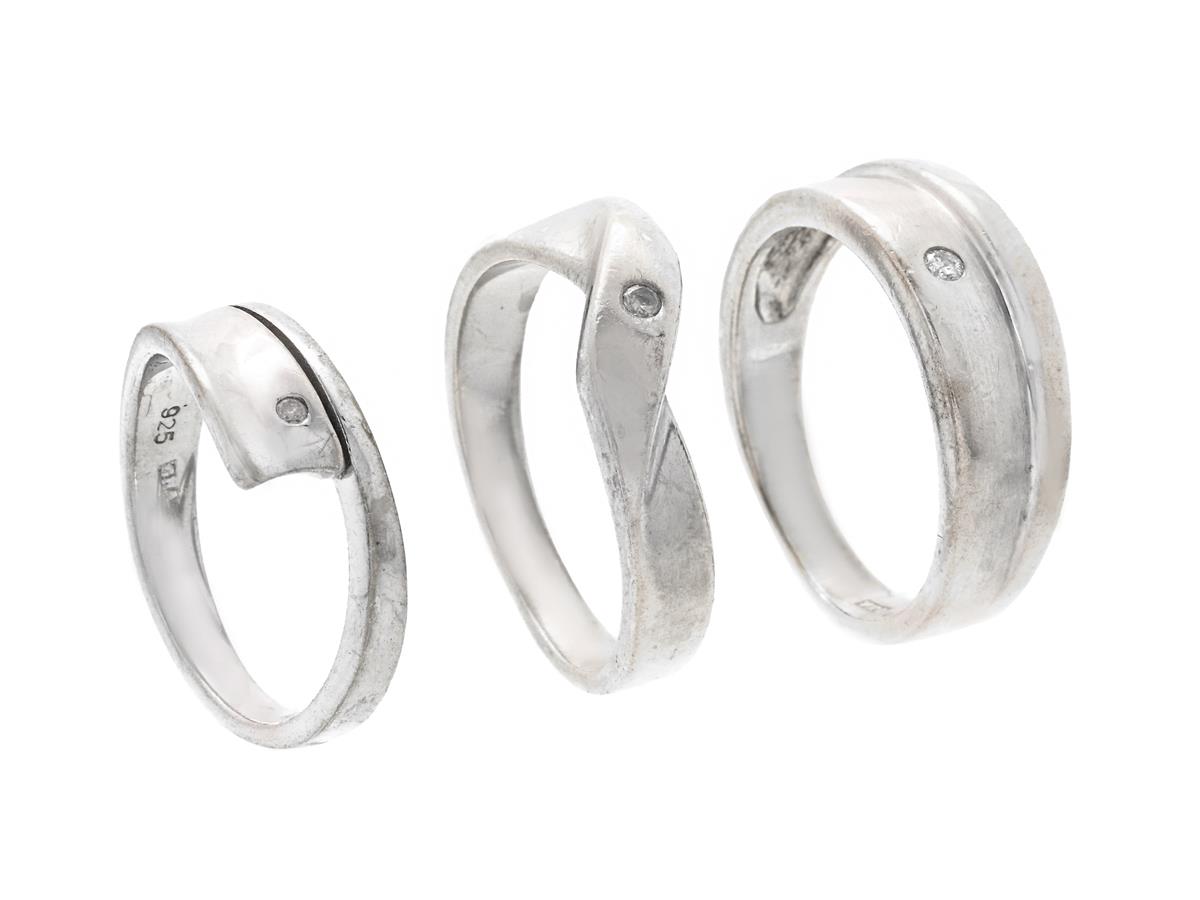 SMYCKESET, 3 st ringar, sterlingsilver, 3 briljantslipade diamanter ca 0,045 ctv, W/P,stl 17/18,25/18,75 mm, vikt ca 13,7 g.