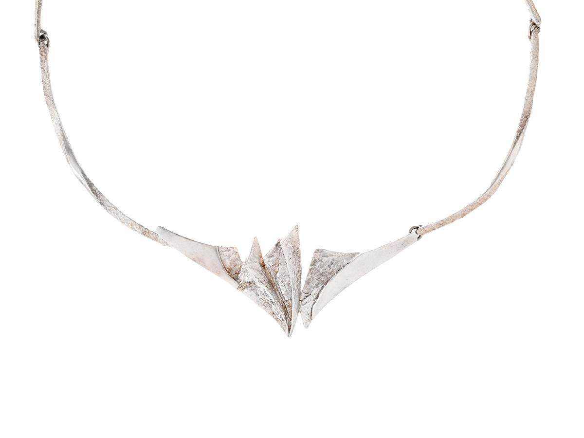 COLLIER, silver, delvis arbetad yta, längd 35 cm, vikt 15,1 g.