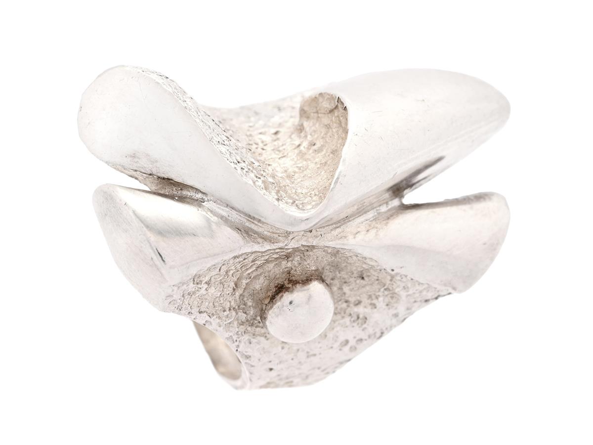 RING, silver, delvis arbetad yta, stl 17,5 mm, vikt 14,1 g.
