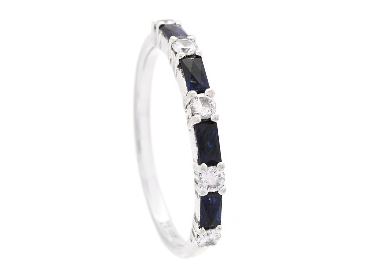 RING, 14K vitguld, 5 briljantslipade diamanter ca 0,02 ctv, ca TW/VS, safirer, stl 17,25 mm, vikt ca 1,8 g.