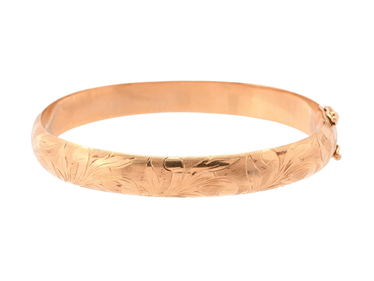 ARMRING, 18K guld, delvis mönstrad, öppningsbar modell, innermått 5,5 cm x 6,2 cm, säkerhetsåttor, vikt ca 19,1 g.