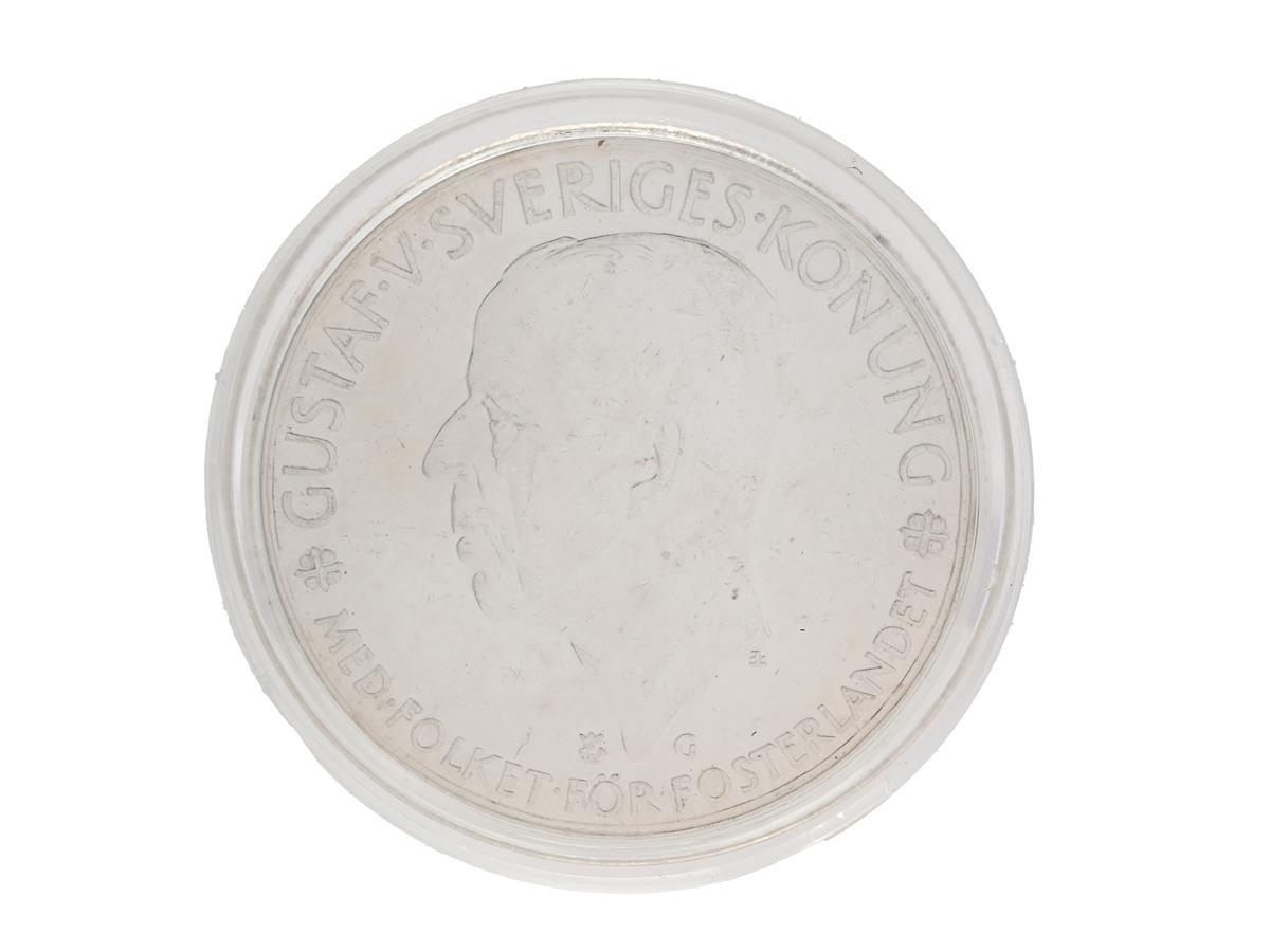 MYNT, 900 silver, "Gustaf V Sveriges Konung – Med folket för fosterlandet – Sveriges Riksdag 1435-1935", diameter 36 mm, vikt 25,1 g.