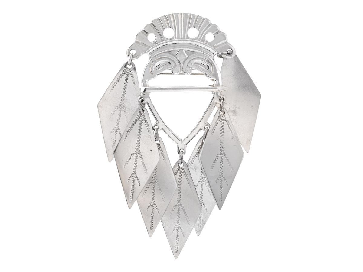 DRÄKTSMYCKE, silver, nål i vitmetall, Göteborg år 1979, höjd 7,8 cm, vikt ca 16,2 g.