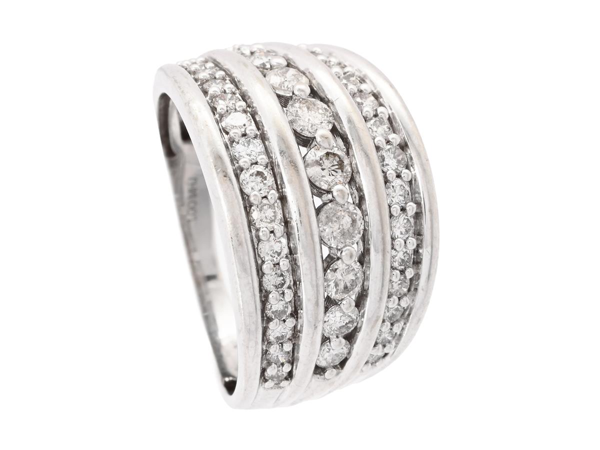 RING, 10K vitguld, briljantslipade diamanter, 1,00 ctv enligt gravyr, ca TC-Cr/SI-P, stl 17,25 mm, vikt 4,7 g.