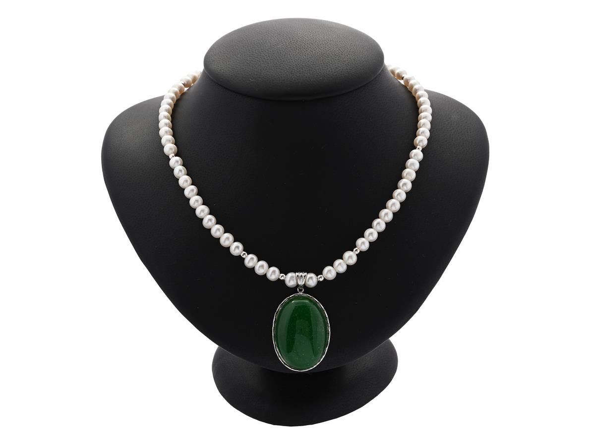PÄRLCOLLIER, sterlingsilver, odlade sötvattenspärlor, färgad grön sten, längd 41 cm, vikt 29,5 g.