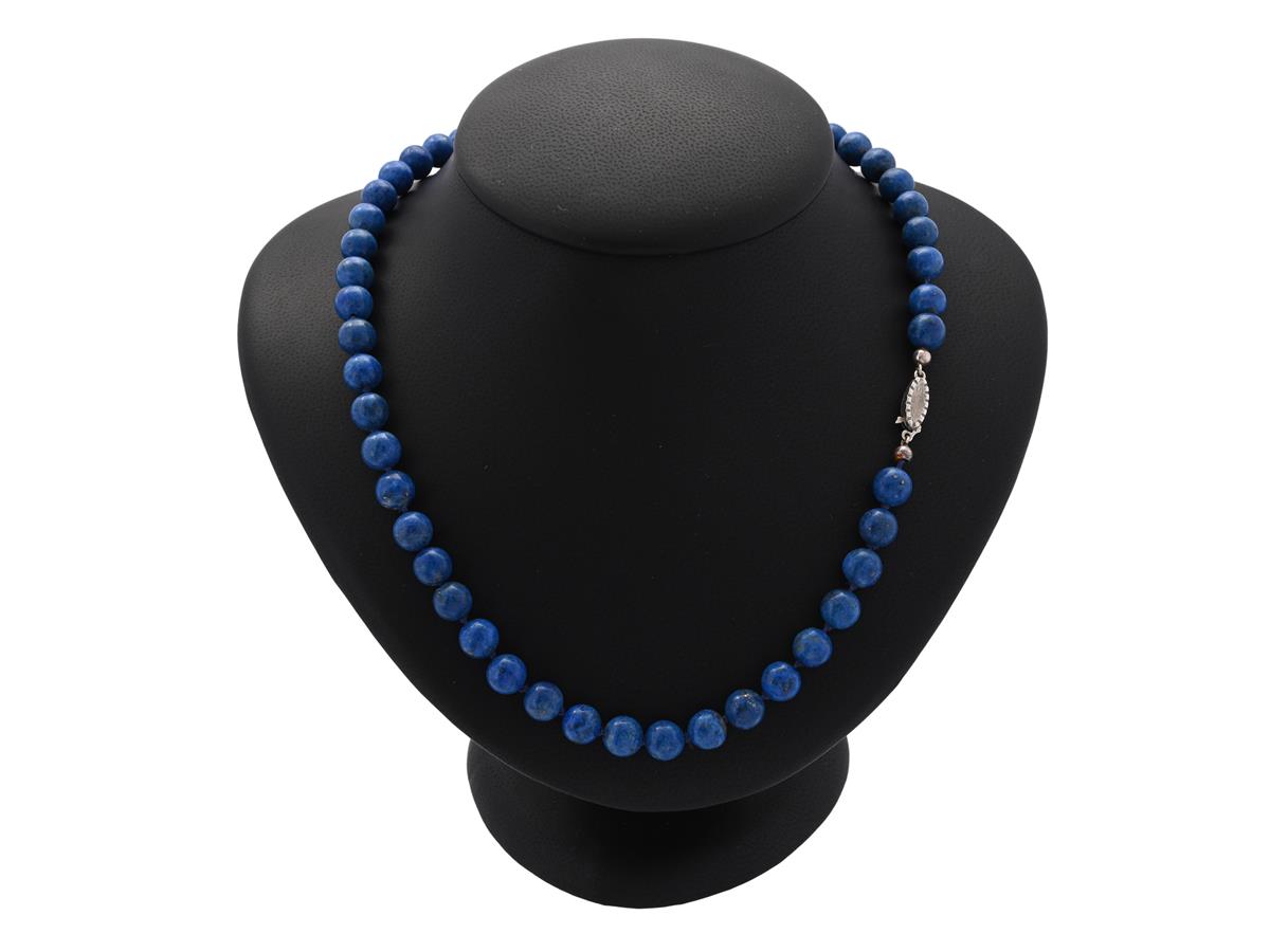 COLLIER, kulor av färgad lapis lazuli, ca 8 mm, JKa, lås i sterlingsilver, längd 47,5 cm, knutet, vikt 38,6 g.