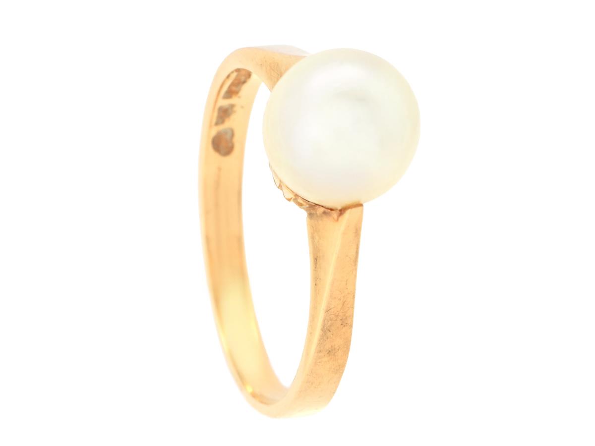 PÄRLRING, 18K guld, 1 odlad pärla, stl 16,75 mm, vikt 2,8 g.