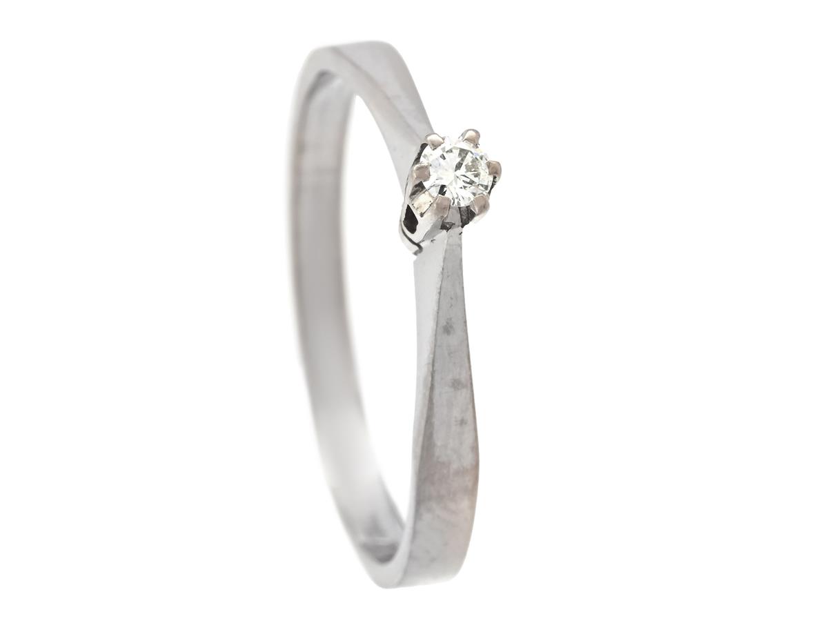ENSTENSRING, 18K vitguld, briljantslipad diamant 0,05 ct enligt gravyr, ca W/SI, stl ca 17,25+ mm, vikt 2,1 g.