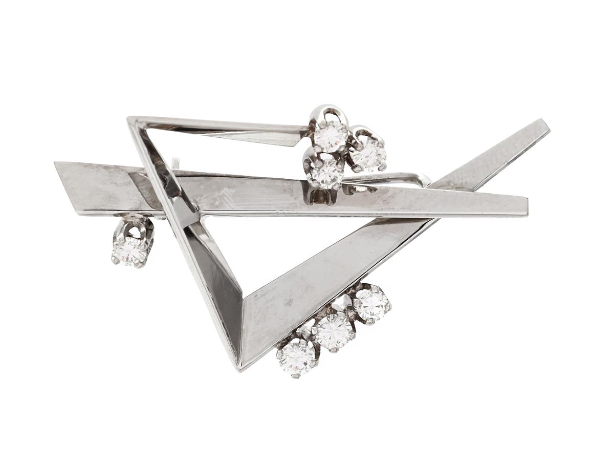 BROSCH, 18K vitguld, 7 briljantslipade diamanter, 0,35 ctv, TW/W-VS, längd 3,5 cm, vikt 4 g.